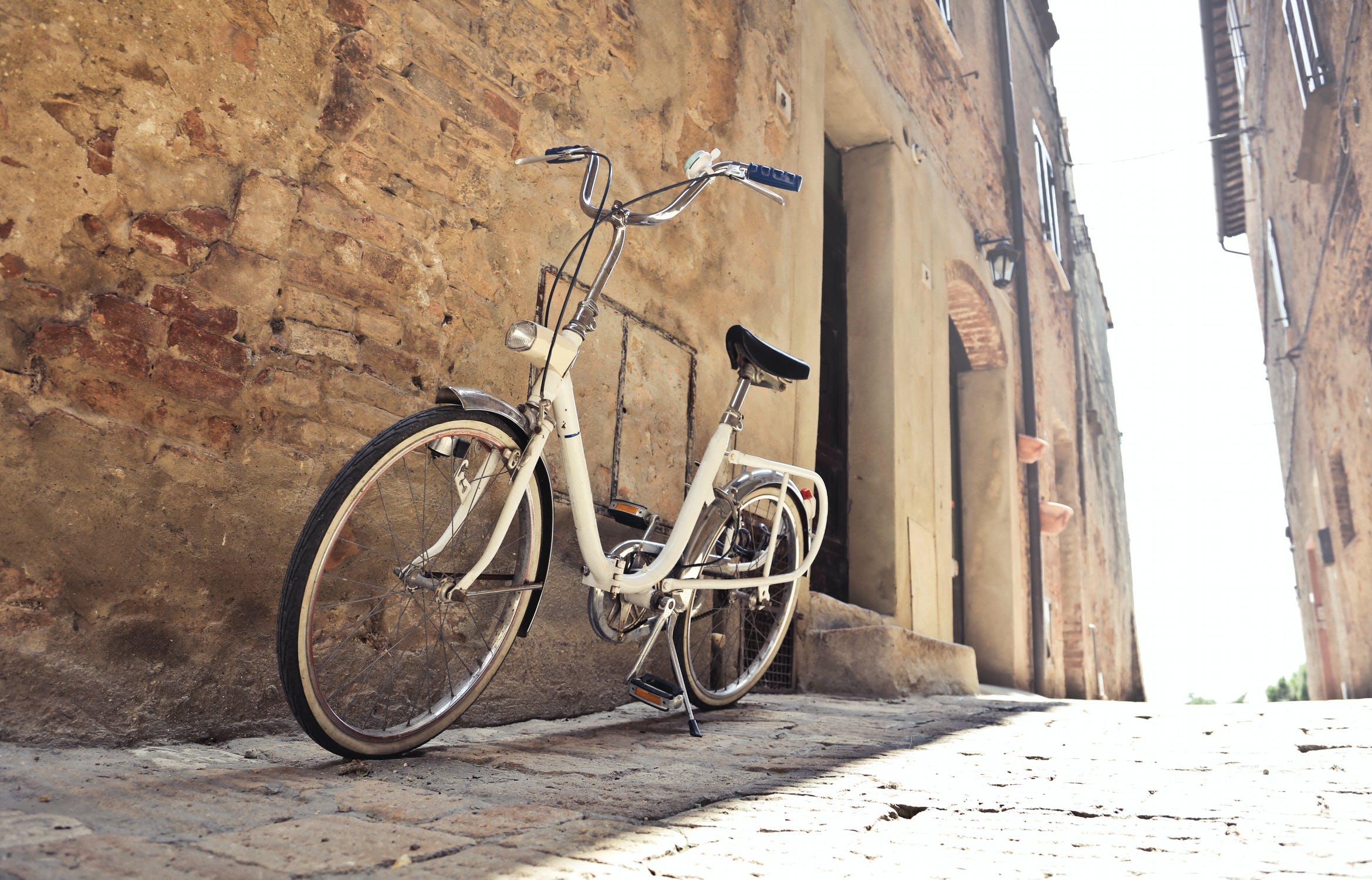 Cykel parkeret op ad mur